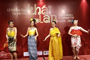 泰國美食與文化節表演的傳統舞蹈。