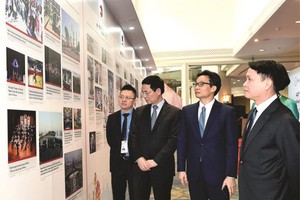 武德膽副總理(右二)參觀各通訊社圖片展。