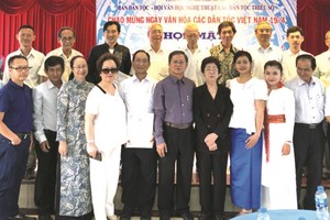 市民族處副主任曾錦榮、市各少數民族文學藝術主席劉金華、第五郡人委會主席范國輝、本報編委兼編輯部主任范興及各華人會館等代表及上百位各少數民族藝人應邀出席。