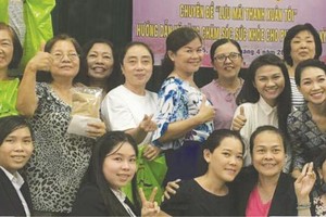 由華人女企業家龐美玲主理的Kelly Pang美甲培訓中心於日前配合第五郡婦聯會、郡勞動聯團舉辦“4.0時期婦女健美技能”座談會。吸引上百越華婦女參加。