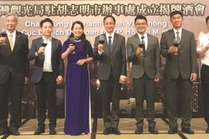 各代表祝賀台灣觀光局駐本市辦事處。