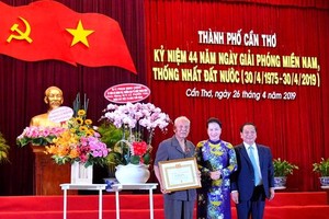 昨(26)日上午，值與芹苴市選民接觸之際，國會主席阮氏金銀出席了該市解放、南方解放與祖國統一44週年(1975.4.30-2019.4.30)、“五‧一”國際勞動節133週年(1886.5.1-2019.5.1)、胡志明主席誕辰129週年紀念儀式。（圖源：互聯網）