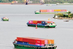 駁船在西貢河運貨。