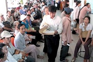 持有醫保卡的病人在市心臟病醫院診治。