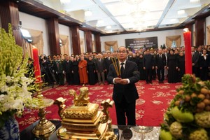 黨中央政治局委員、市委書記阮善仁在本市統一會場吊唁原國家主席黎德英。