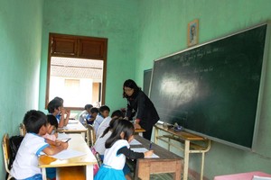 缺乏課室，學生們要在村文化宮上課。