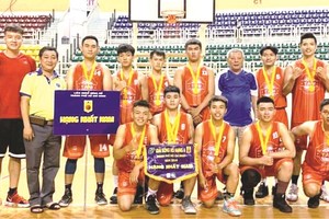 第五郡男子籃球隊合影。