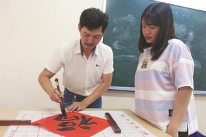 甘偉恒老師與學生交流。