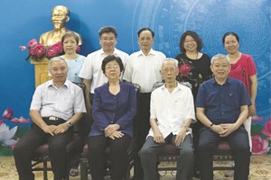 第五郡郡委書記武進士(前排右一)與該協會領導合照留念。