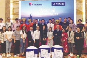 組委會與中國旅行社代表合照留念。