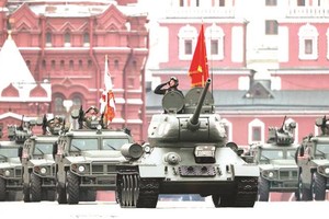 二戰主力T-34坦克引導軍車入場。