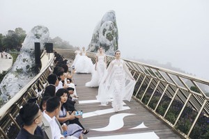 主題為“走在雲端”的旅遊時尚秀一瞥。