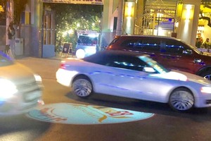 許多司機為閃避投影在馬路上的廣告燈光而造成交通混亂。