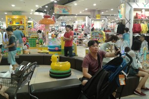 各商場的娛樂區在假日吸引眾多遊人，但供不應求。