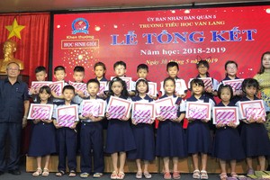 校委頒獎給優秀生。