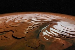 火星北極冰蓋立體圖像，垂直方向進行了拉伸處理，高差有誇大。