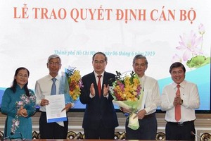 市委書記阮善仁祝賀兩位新副主席。