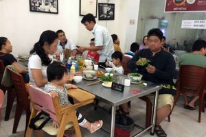 讓孩子邊吃邊看手機現象甚為普遍。