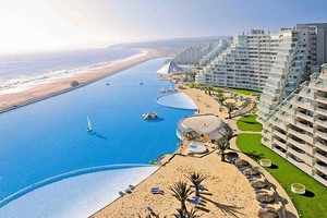 世界最大游泳池“大到像海洋”！