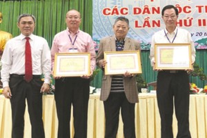 市民族處領導向高肇力(左二起)、 杭慰瑤、周華邦頒發獎狀。