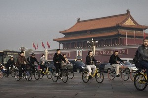 騎自行車走過紫禁城。