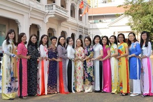 作者（右六）與同事們於“三‧八”國際婦女節在報社合影。