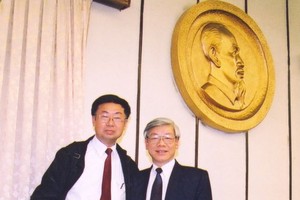 　　2002年12月23日，張加祥（左一）同當時的河內 市委書記、現為黨總書記、國家主席阮富仲合照。