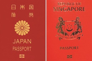 日本(左圖)及新加坡護照。