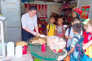 學生們等待領取免費早餐。