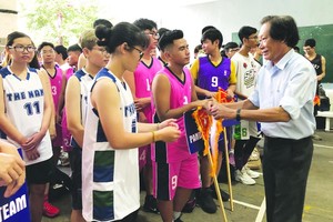 黎黃景副校長頒發紀念旗給各參賽隊。