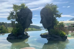 無極湖最引人注目的是互相對望的兩尊人像。