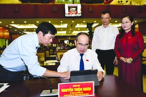 市委書記阮善仁使用“無紙會議”應用。