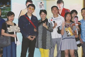 呂晉宇（左三）與母親和粉絲們在首映禮上留影。