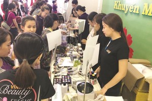 　　美甲盛會每年都吸引廣大越華婦女 參加。