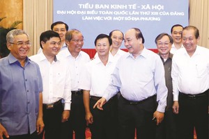 阮春福總理與各代表交流。