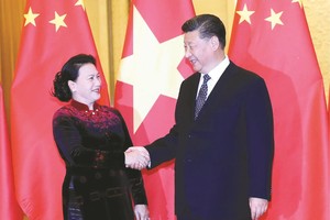 國會主席阮氏金銀與中國國家主席 習近平握手。