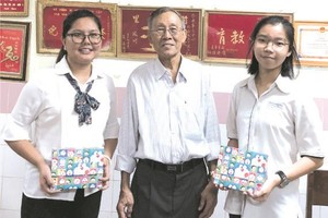 王沛川校長已從該中心的優秀生中選出華人學生陳沛欣(左一)。