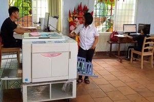 學生正在做印刷工作。