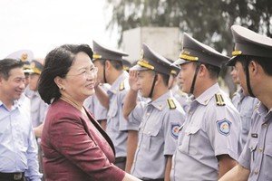 國家副主席鄧氏玉盛同國家主席辦公廳工作團及越南兒童輔助基金會，於昨(2)日上午前往看望並向海軍第四區幹部、戰士和人民贈送禮物。