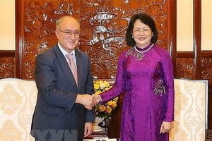 國家副主席鄧氏玉盛昨(16)日下午在主席府接見了德國世界大學服務機構主席、越德大學委員會委員卡姆比斯‧加瓦米。（圖源：TTXVN）