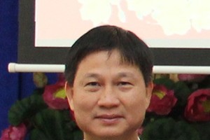 市海關局黨委常務委員、副局長范國雄