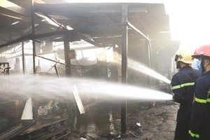 昨(16)日凌晨4時30分許，位於平定省歸仁市光忠坊阮太學街的“加油站”街市發生火警。