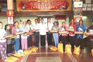 理事會代表向貧戶贈送禮物。