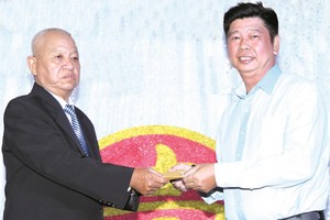 李庭輝(左)向福慧慈善組贊助慈善基金。