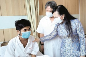 衛生部長阮氏金進昨(23)日中午前往河內越德醫院探訪上週剛進行器官移植手術的一些病人