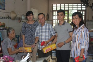 本報代表團向林觀精舍老人贈送禮物。