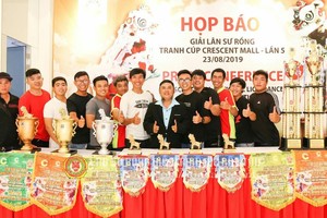 各華人龍獅隊合照。