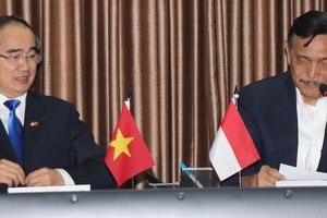 市委書記阮善仁與印尼海洋統籌部長盧胡特交流。