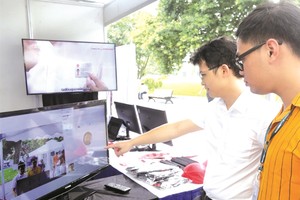 市民參觀人工智能展示。