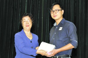 市越南祖國陣線委員會副主席、市各少數民族文學藝術協會主席劉金華頒發獎學金給碩士畢業生楊元昌。